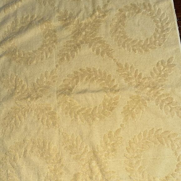 Vintage mid century yellow bath towel with raised wreath & leaf design - Picture 4 of 9